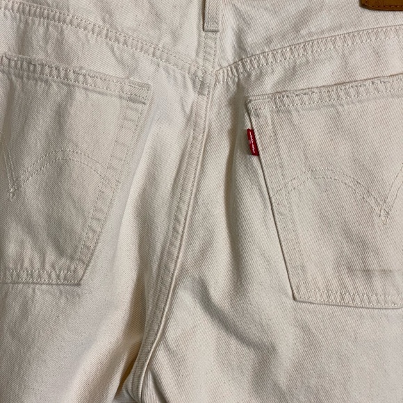 EUC LEVIS WEDGIE JEANS. FACTORY FREYED LEG HEM.SIZE 29. OFF WHITE COLORED - Picture 7 of 16
